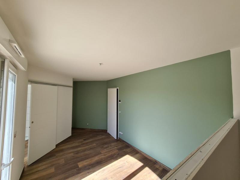 Application d'une peinture verte dans cette chambre