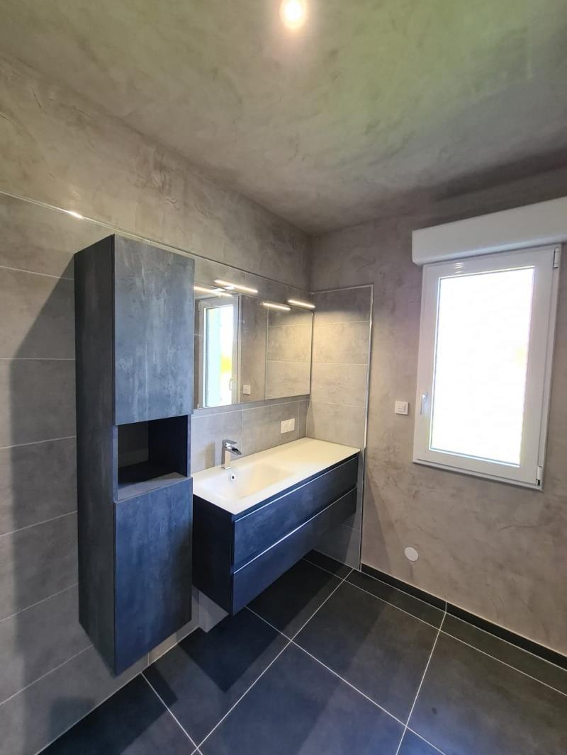 Création et rénovation complète d'une jolie salle de bain noire et grise