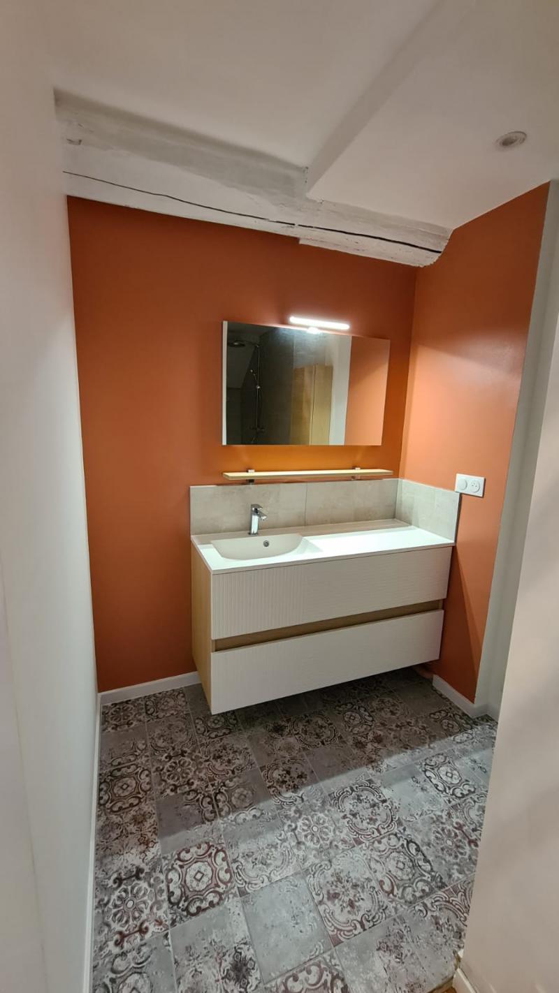 Rénovation complète d'une salle de bain dans une suite parentale avec revêtement de sol en carreaux de ciment