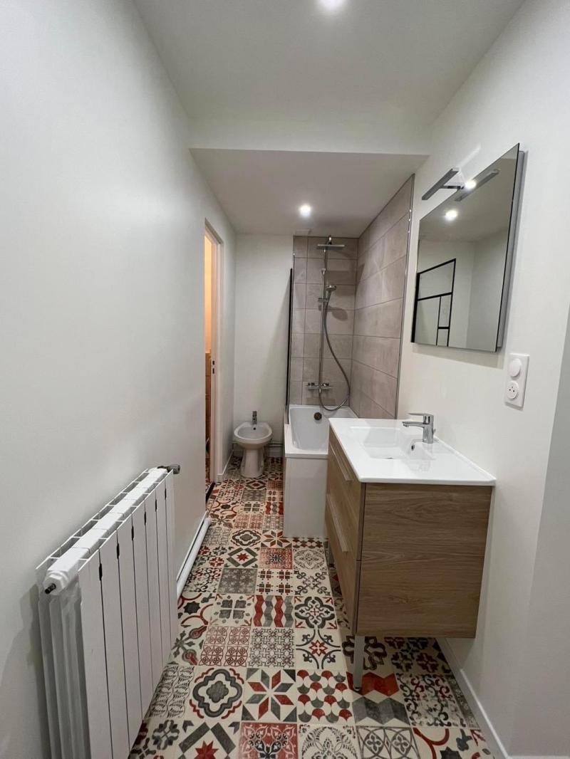 Rénovation complète d'une salle de bain avec baignoire 