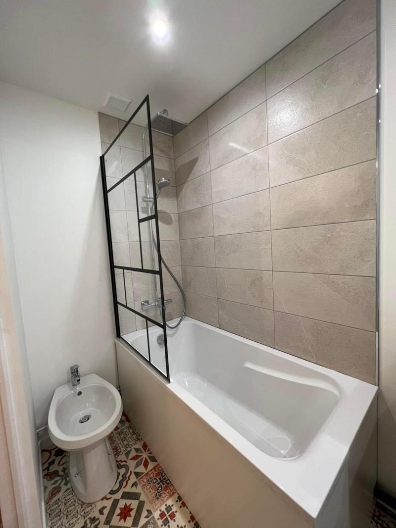 Rénovation complète d'une salle de bain avec baignoire 