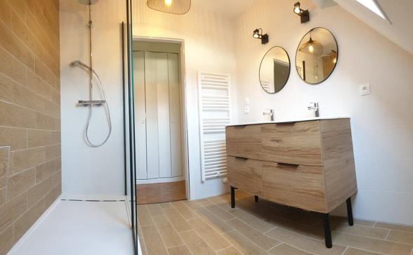 Rénovation et création totale d'une salle de bain industrielle et bois