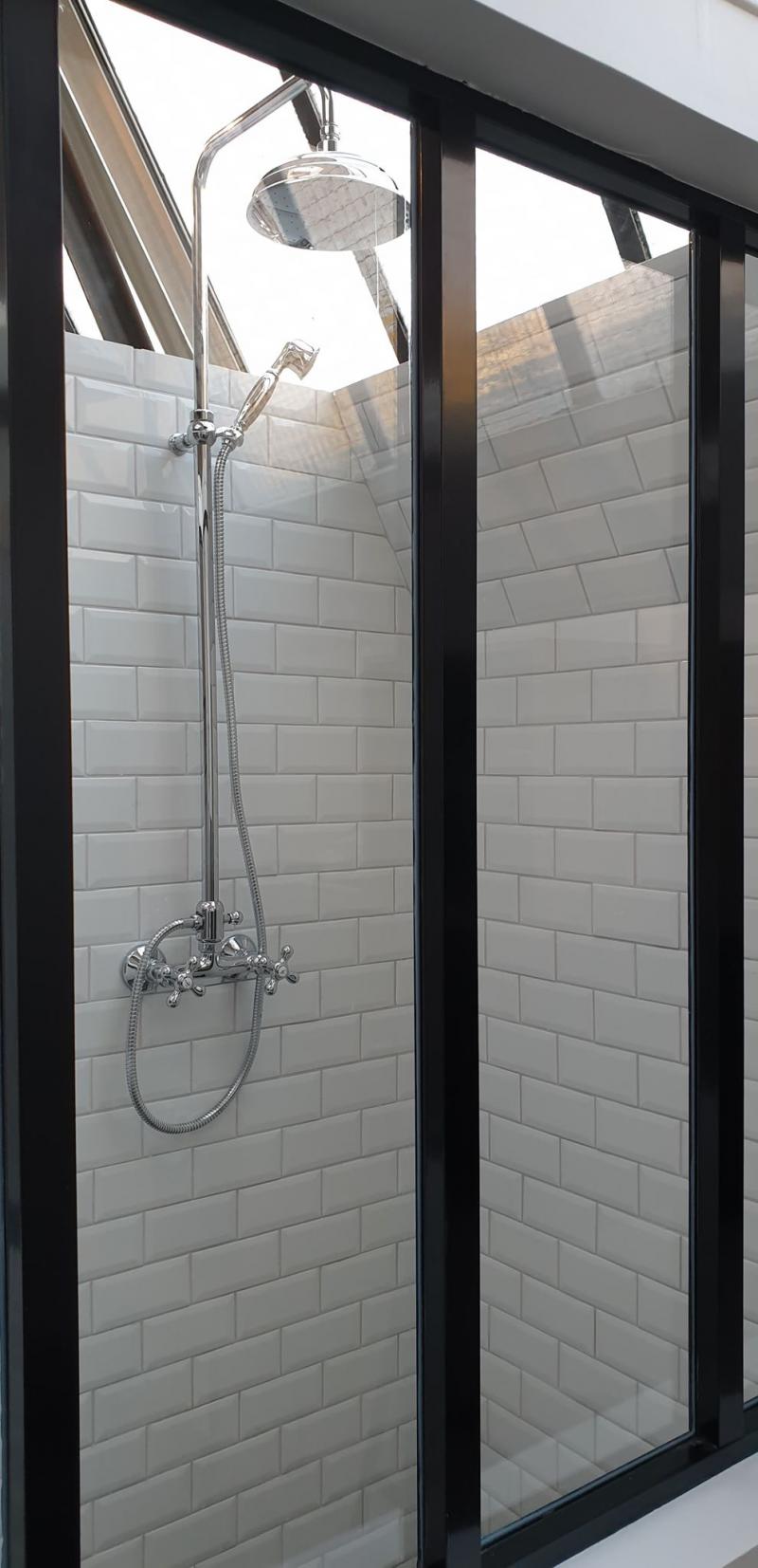 Rénovation d'une douche au style simple et épuré