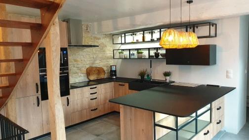 Création d'espace et rénovation totale pour cette cuisine noire et bois