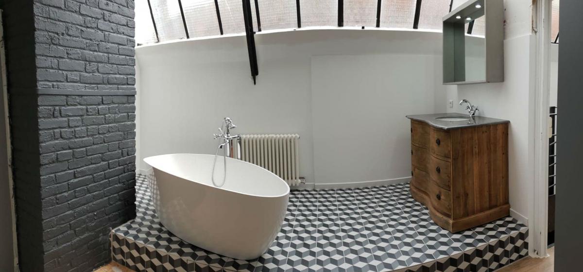 Rénovation totale d'une salle de bain au style rétro et épuré dans un Loft