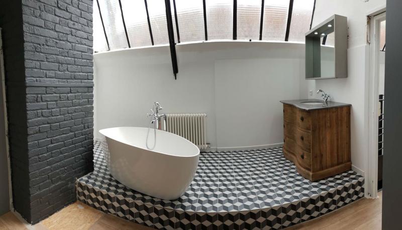 Rénovation d'une salle de bain au style rétro dans un loft